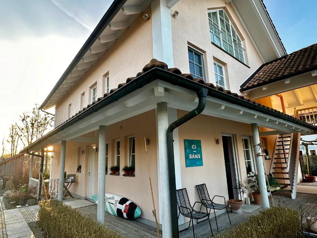 a house with a sign on the front of it at Ferienwohnung BONHEUR im Kunsthaus 