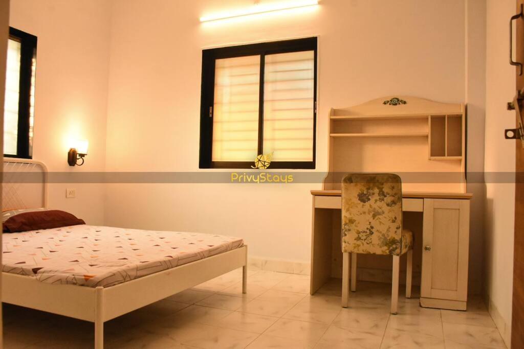 Katil atau katil-katil dalam bilik di Privy Stays Reed Field Cottage