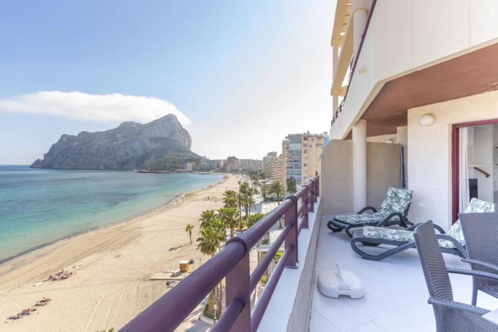 balcón con vistas a la playa en Topacio Penthouse 17A - Costa CarpeDiem, en Calpe