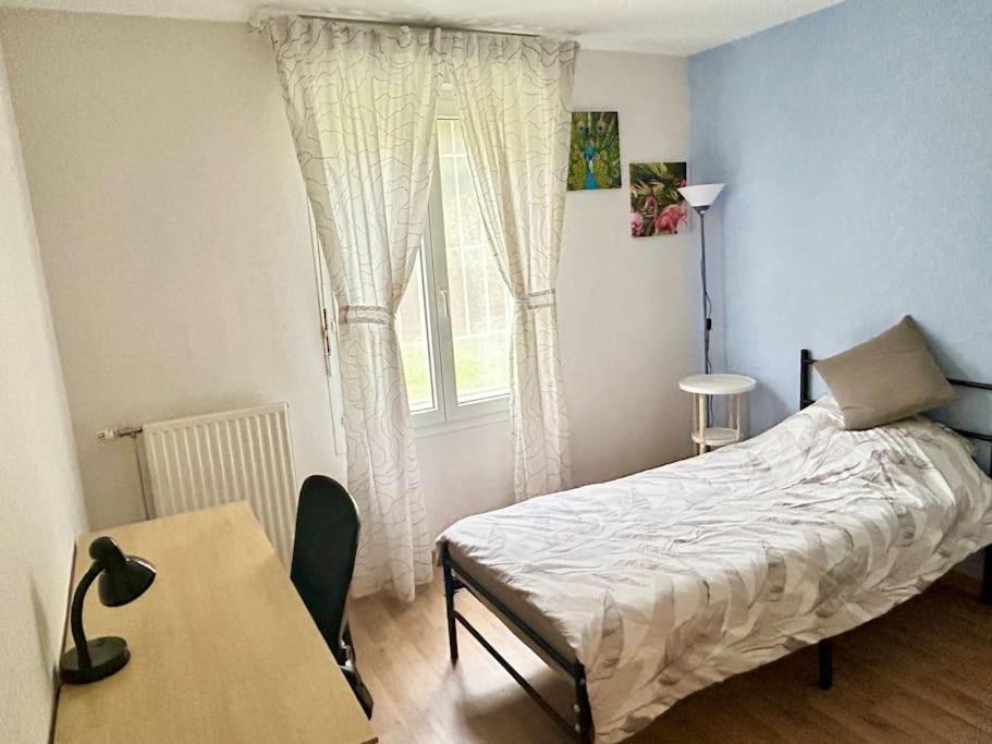 um quarto com uma cama e uma janela em Room for women - Room C em Vitry-sur-Seine