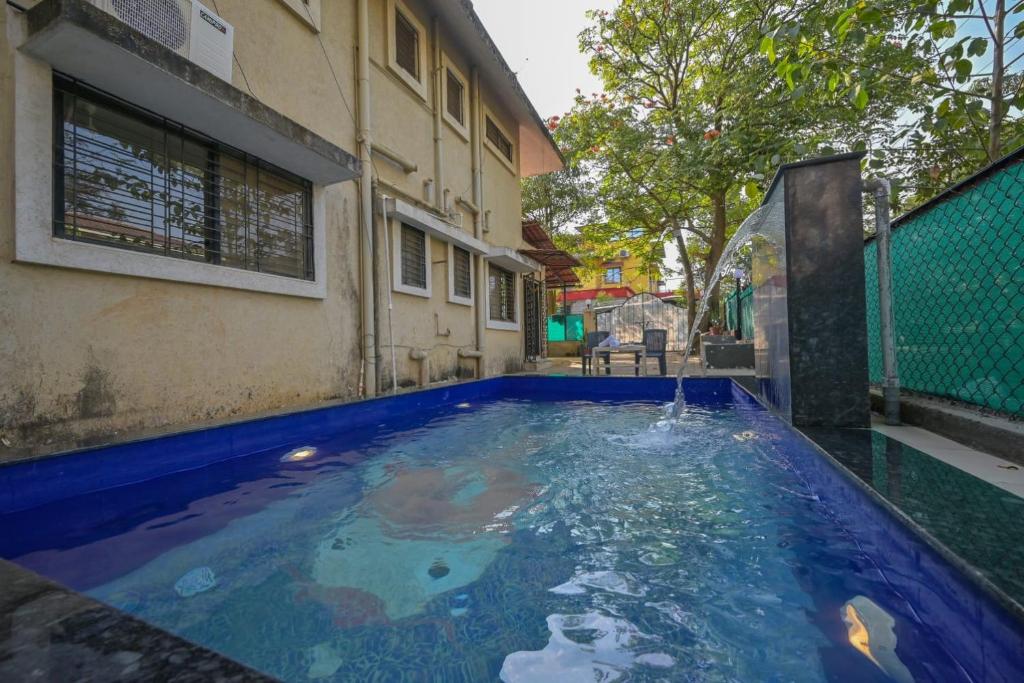 - une piscine dans l'arrière-cour d'un bâtiment dans l'établissement EMPYREAN STAY ll 2BHK ll LITTLE HOUSE VILLA ll, à Lonavala
