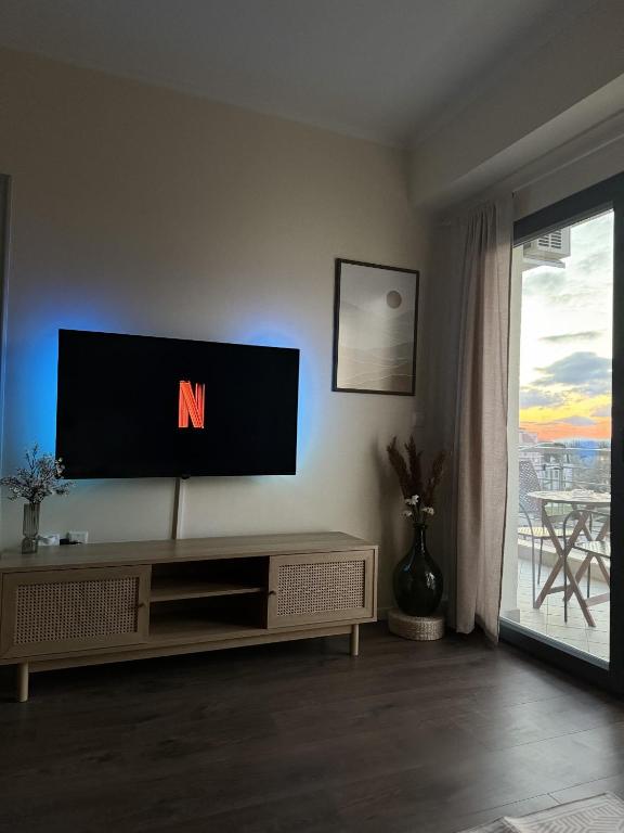 TV a/nebo společenská místnost v ubytování Uddo Apartment