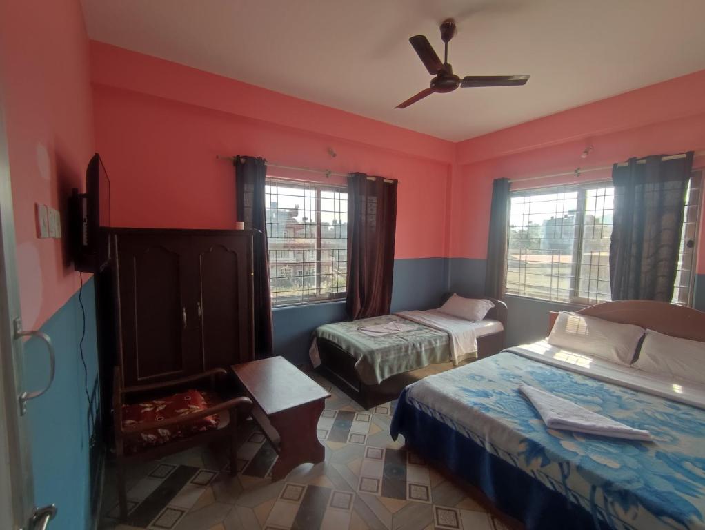Llit o llits en una habitació de Krishna Inn