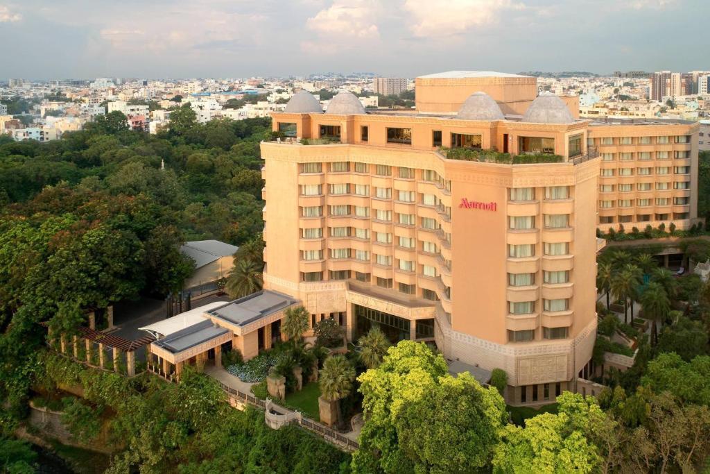 una vista aérea de un edificio con árboles en Hyderabad Marriott Hotel & Convention Centre en Hyderabad