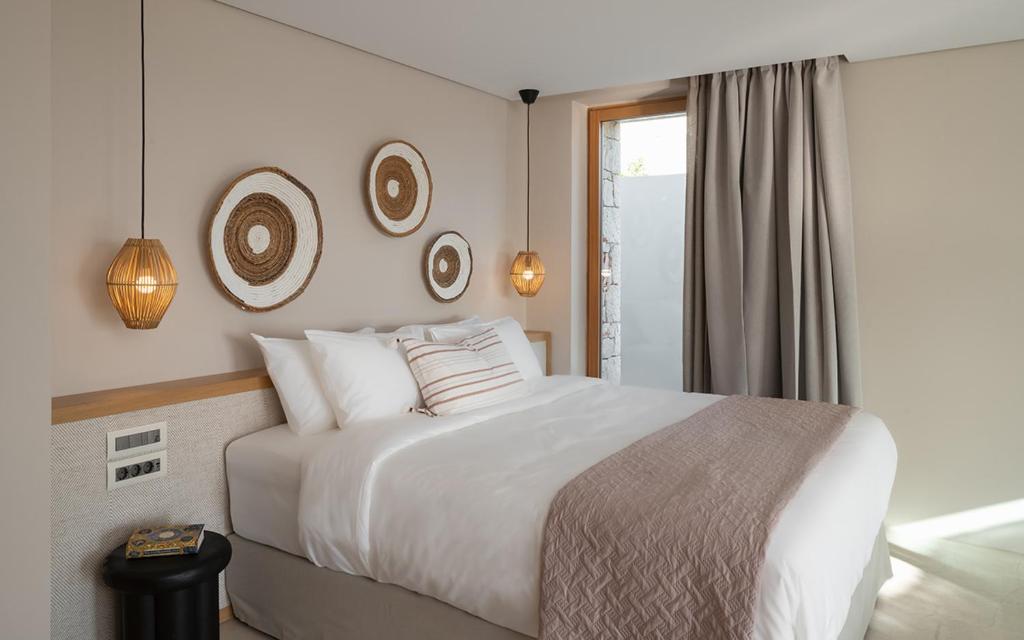 Postel nebo postele na pokoji v ubytování Eliamos Villas Hotel & Spa