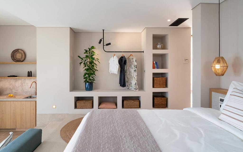 Postel nebo postele na pokoji v ubytování Eliamos Villas Hotel & Spa