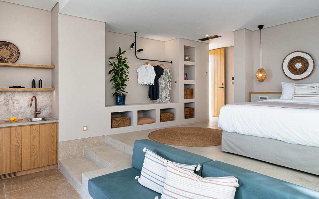 Postel nebo postele na pokoji v ubytování Eliamos Villas Hotel & Spa
