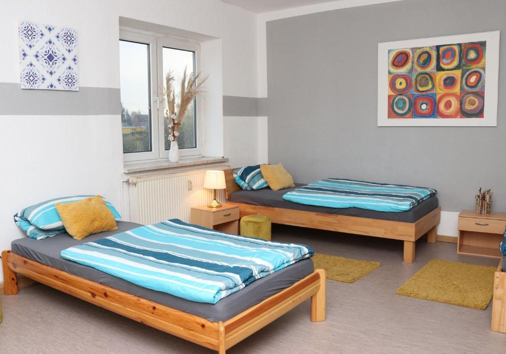 um quarto com duas camas e uma janela em Rentarooms B em Oebisfelde