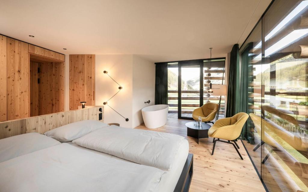 Postel nebo postele na pokoji v ubytování Hotel Jaufentalerhof