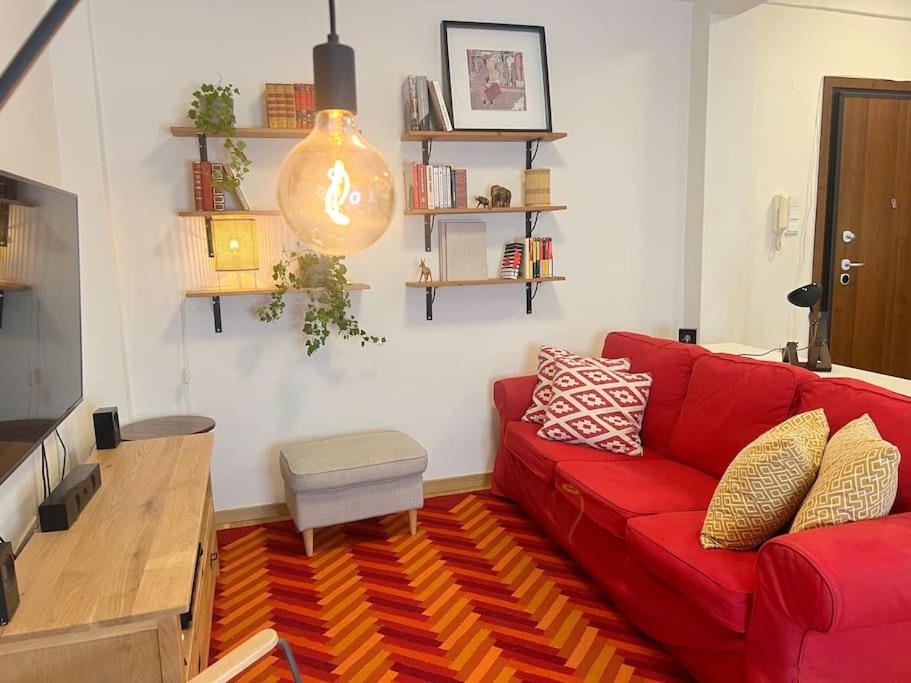 カヴァラにあるCentral Apartmentのリビングルーム(赤いソファ付)
