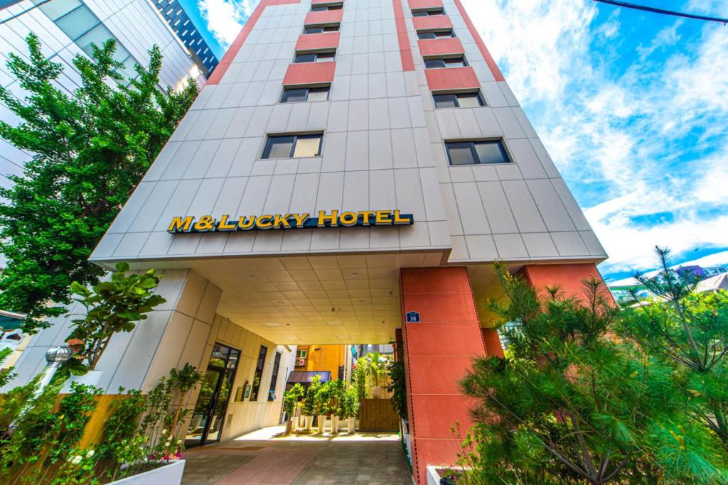 un edificio con un letrero de hotel en él en Mnlucky Hotel en Seúl