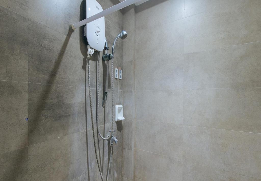 Koupelna v ubytování RedDoorz at Grand Apartelle Hernan Cortes Cebu