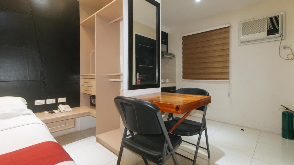 Postel nebo postele na pokoji v ubytování RedDoorz at Grand Apartelle Hernan Cortes Cebu