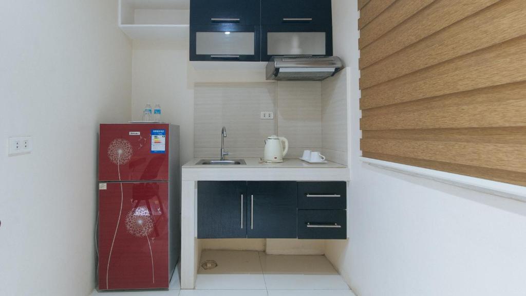 Kuchyň nebo kuchyňský kout v ubytování RedDoorz at Grand Apartelle Hernan Cortes Cebu