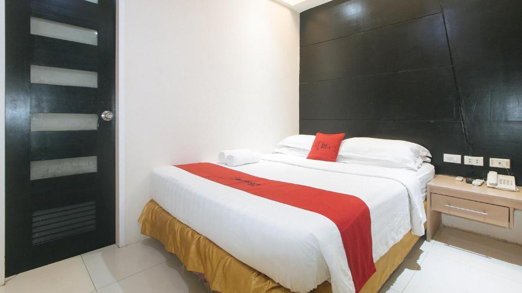Postel nebo postele na pokoji v ubytování RedDoorz at Grand Apartelle Hernan Cortes Cebu