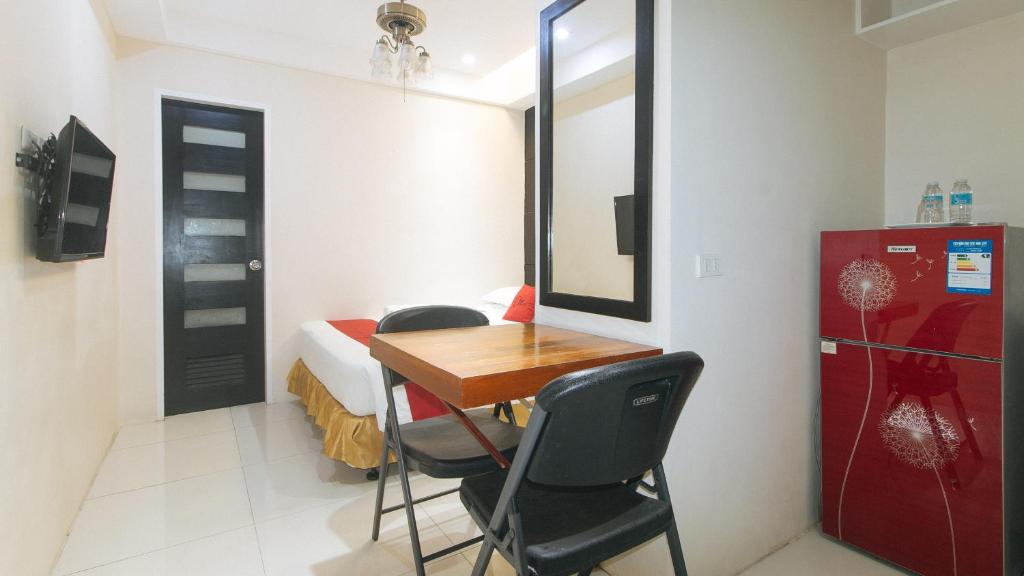 Kuchyň nebo kuchyňský kout v ubytování RedDoorz at Grand Apartelle Hernan Cortes Cebu