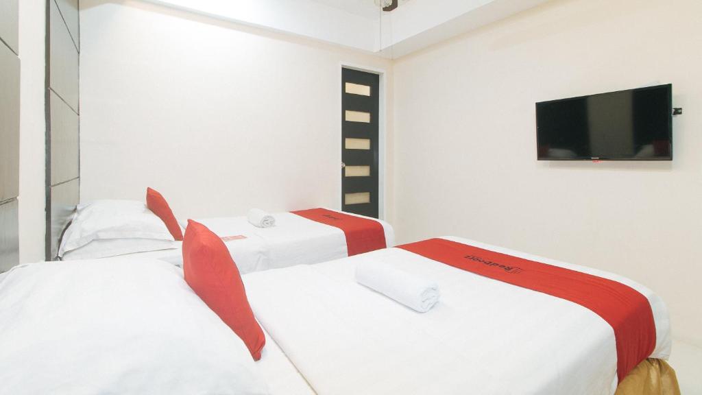Postel nebo postele na pokoji v ubytování RedDoorz at Grand Apartelle Hernan Cortes Cebu