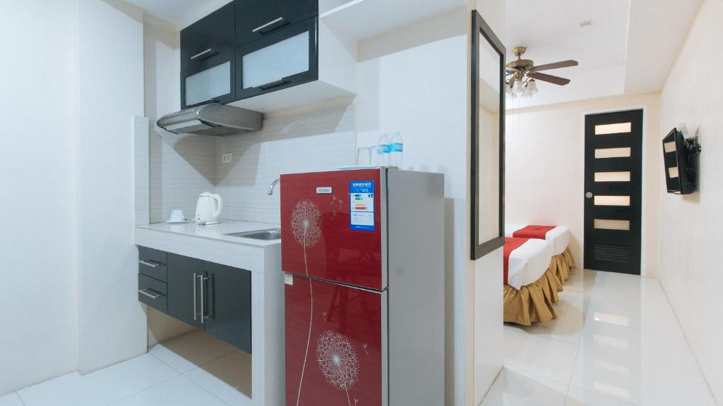 Kuchyň nebo kuchyňský kout v ubytování RedDoorz at Grand Apartelle Hernan Cortes Cebu
