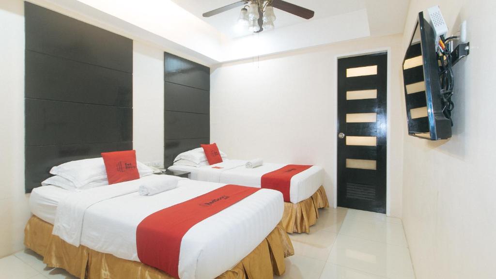 Postel nebo postele na pokoji v ubytování RedDoorz at Grand Apartelle Hernan Cortes Cebu