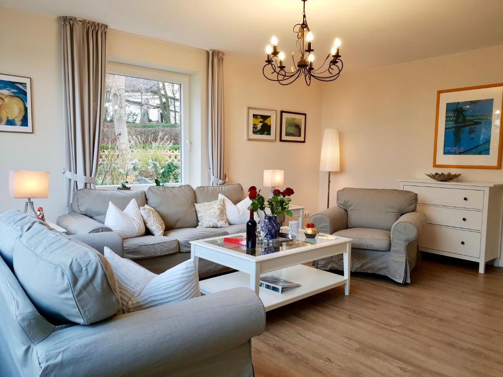 sala de estar con sofá y mesa en fewo1846 - Kranich - komfortable Wohnung mit 2 Schlafzimmern im Erdgeschoß, en Flensburg