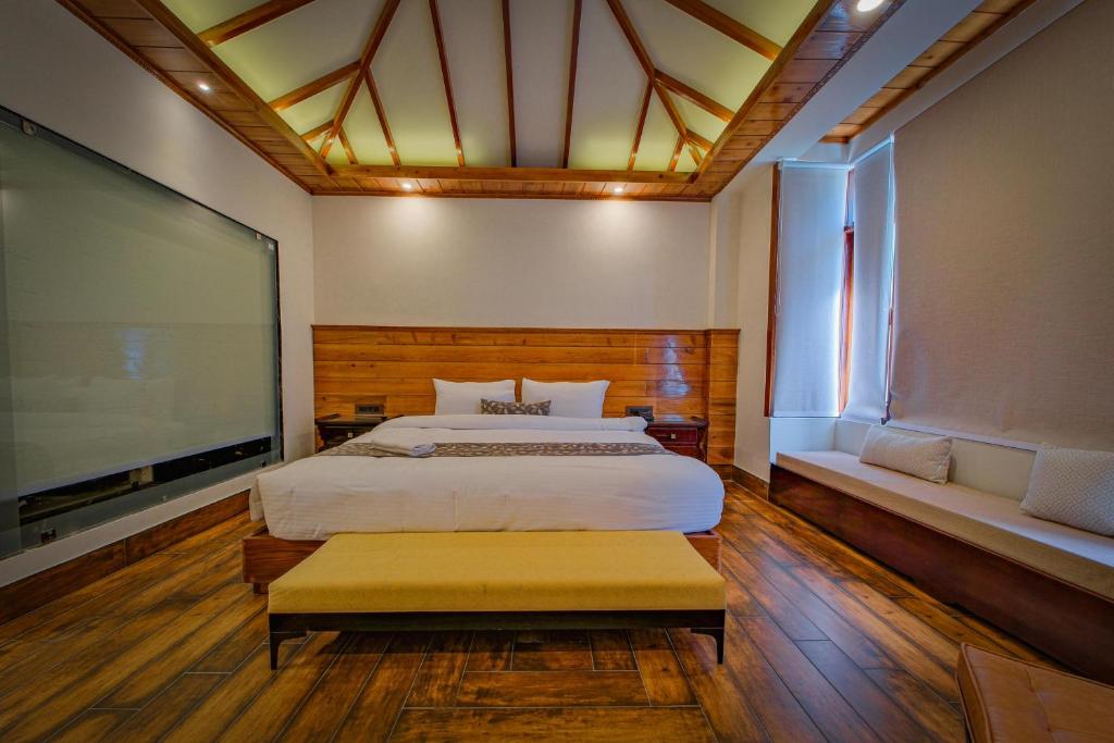Rúm í herbergi á Namdul Retreat