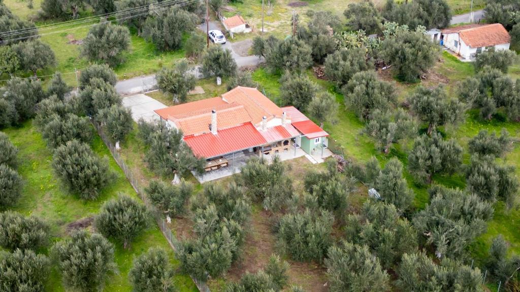 una vista aérea de una casa con techo rojo en Olive Grove Getaway en Oikhalía