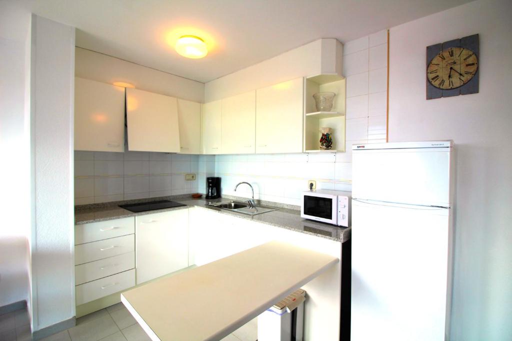 A kitchen or kitchenette at Global Immo 2166 ROCMAR