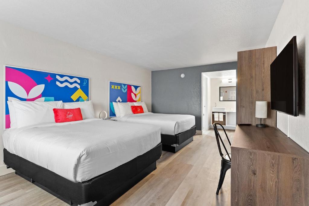 Developer Inn Highway, A Howard Johnson by Wyndham - Queen Room With Two Queens Beds, Non-Smoking