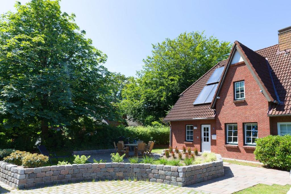 a brick house with a garden in front of it at Family&Friends in Wyk auf Föhr