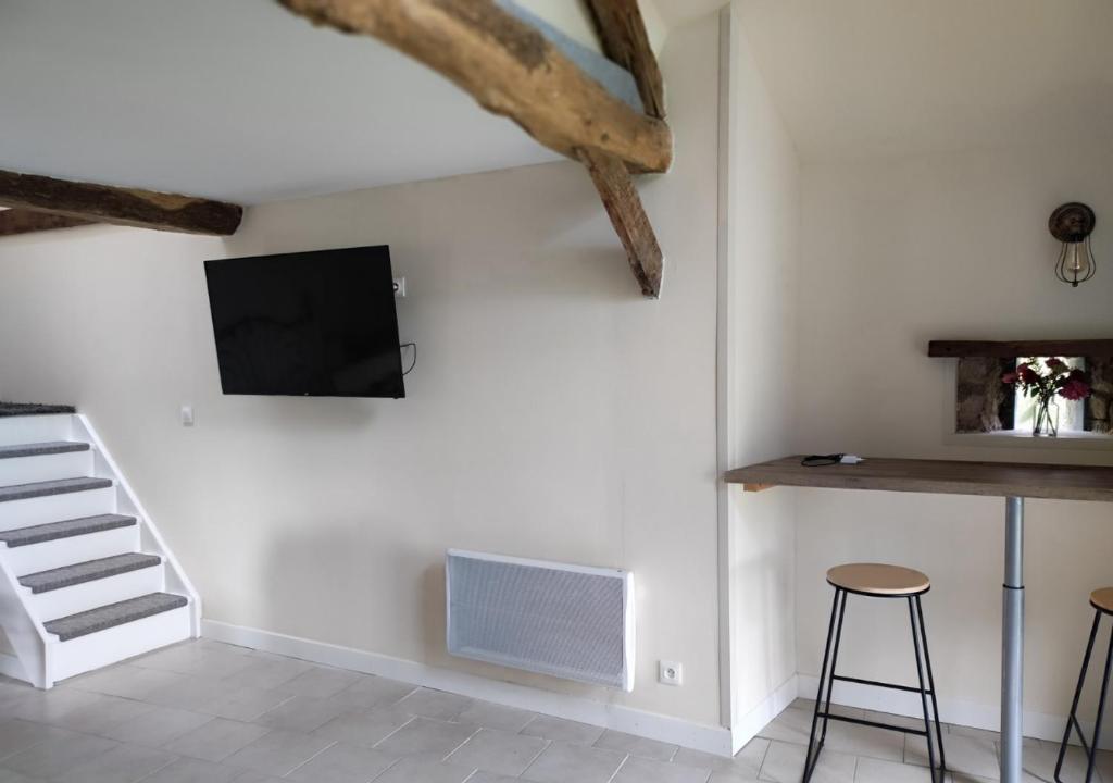 TV a/nebo společenská místnost v ubytování 3 Yoga Gîte in Soucé - 1 Bedroom Sleeps 4