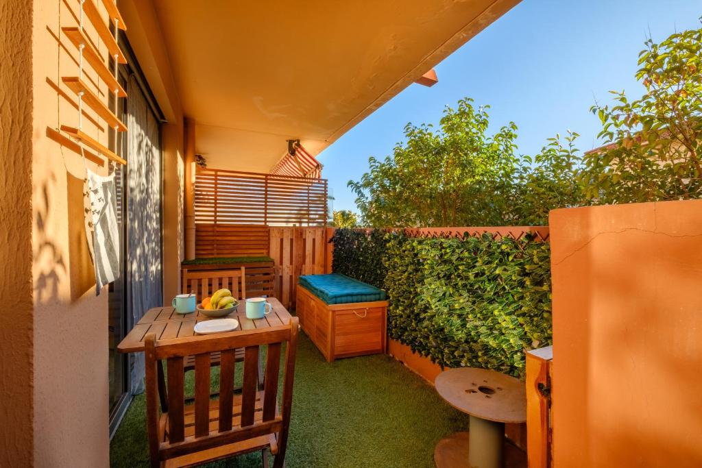 un pequeño patio con mesa y sillas en el balcón en Studio verdoyant et calme, en Niza
