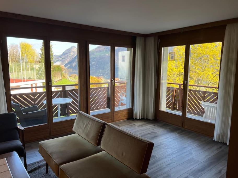 Ein Sitzbereich in der Unterkunft Gemütliche Wohnung in Seelisberg