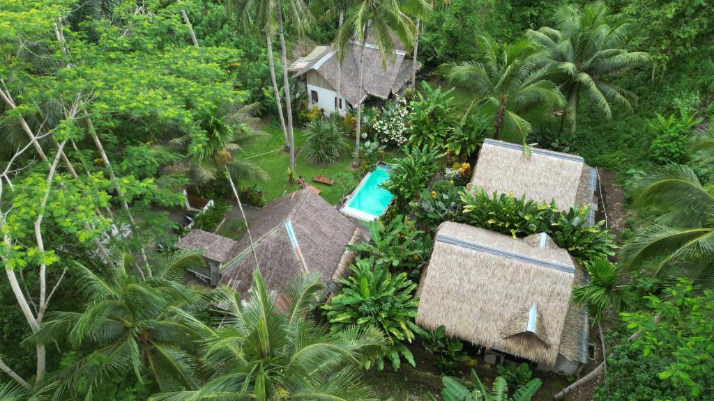 Batukaras的住宿－RNV Eco Resort Bungalows，享有带游泳池的房屋的空中景致