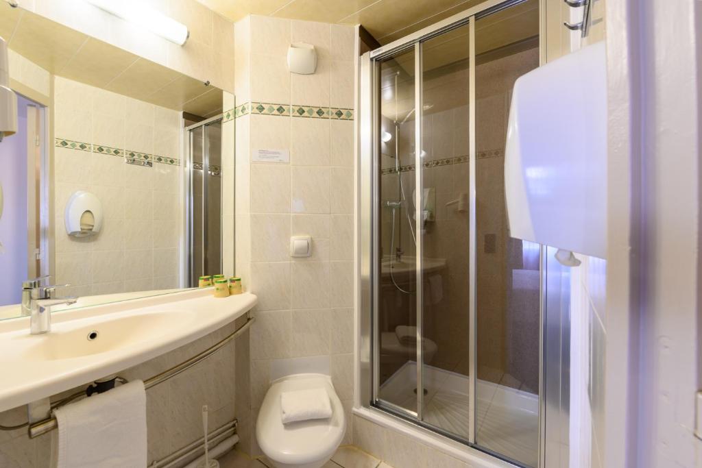 Koupelna v ubytování BRIT HOTEL Confort CAMBRAI