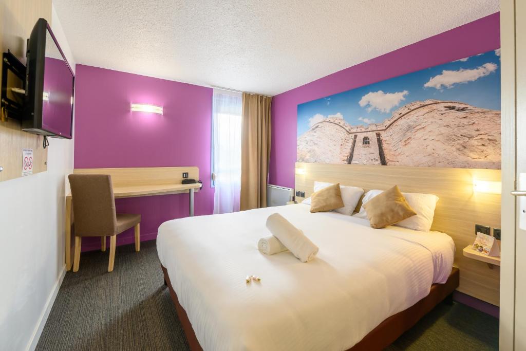 Postel nebo postele na pokoji v ubytování BRIT HOTEL Confort CAMBRAI