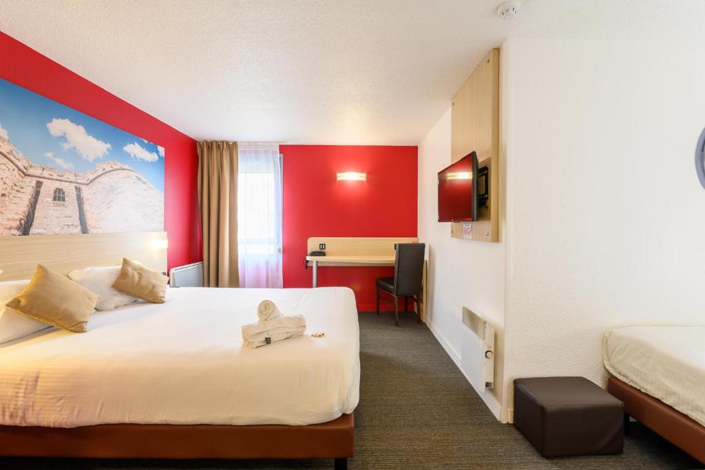 Postel nebo postele na pokoji v ubytování BRIT HOTEL Confort CAMBRAI