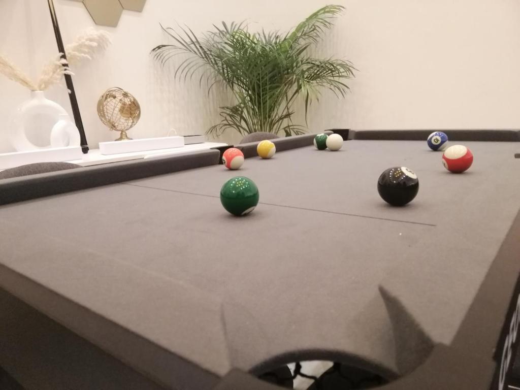 een pooltafel met ballen erop bij AeroSuite in Nouaceur