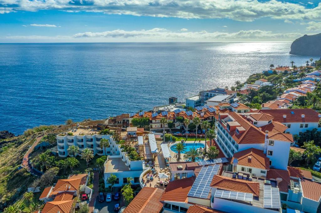 an aerial view of a resort next to the ocean at Sentido Galosol in Caniço