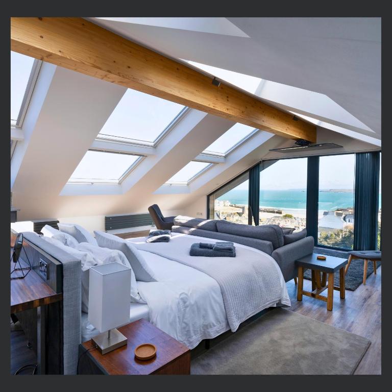 Postel nebo postele na pokoji v ubytování Uno St Ives - Luxury Serviced Accommodation