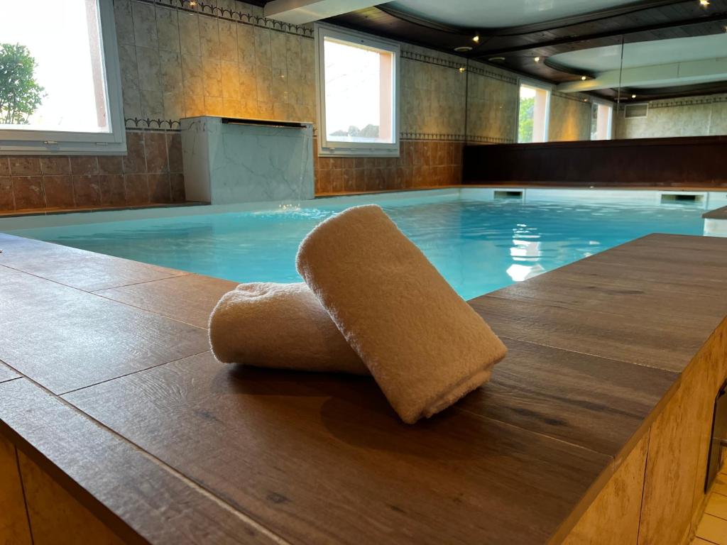 Bazén v ubytování Hôtel Le Riquewihr nebo v jeho okolí