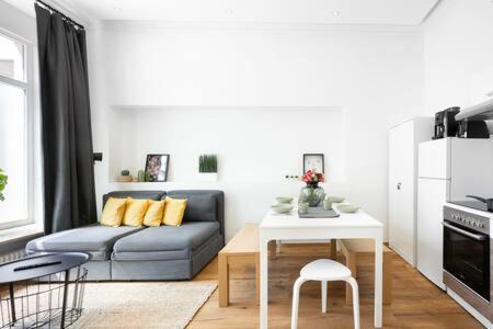 a living room with a couch and a table at Oktoberfest Oasis for up to 12 in Munich