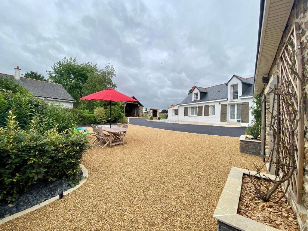 Gîte rénové au calme avec jardin, terrasse et accès à une plage aménagée - FR-1-306-1219 - Vakantiehuis