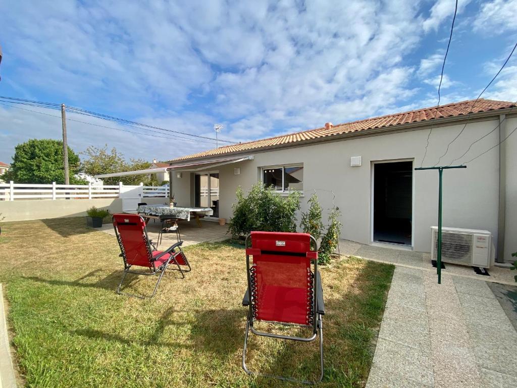 Photo de la galerie de l'établissement Charmante maison 3 chambres près des plages avec jardin, terrasse, jeux, garage et tout compris - FR-1-306-1221, à Chauvé