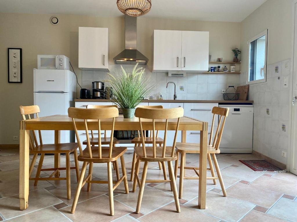 Kuchyňa alebo kuchynka v ubytovaní Charmante Maison au Cœur d’un Village Paludier, Proche Guérande et Plages, Terrasse et Wifi - FR-1-306-1227
