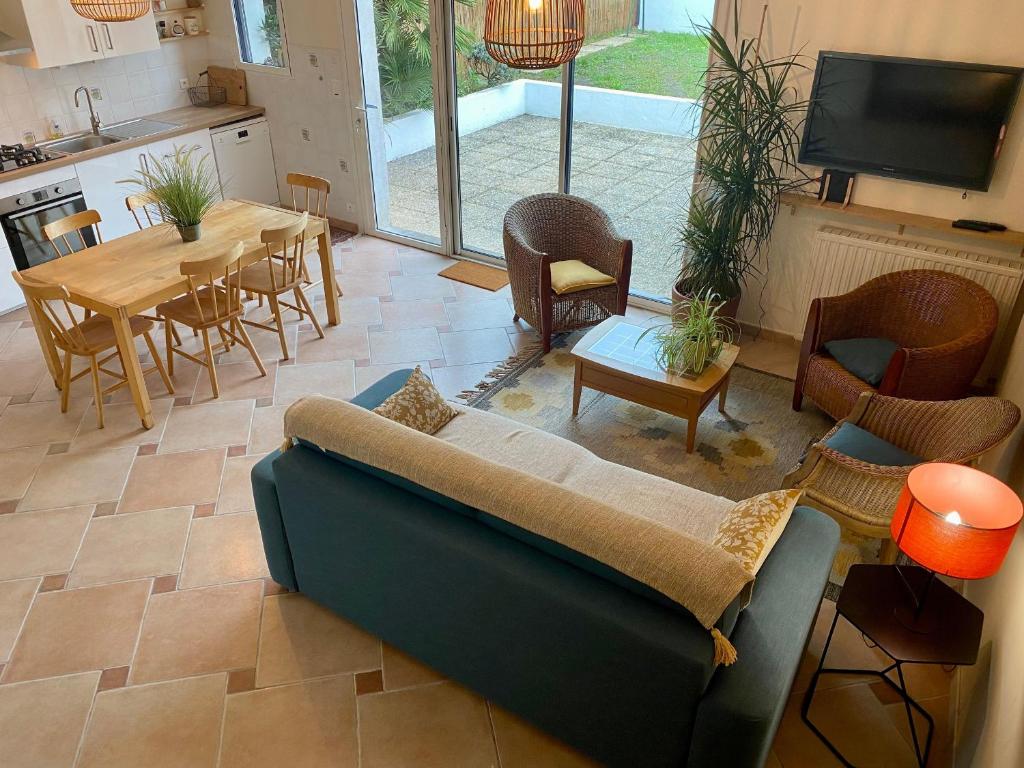 Posedenie v ubytovaní Charmante Maison au Cœur d’un Village Paludier, Proche Guérande et Plages, Terrasse et Wifi - FR-1-306-1227