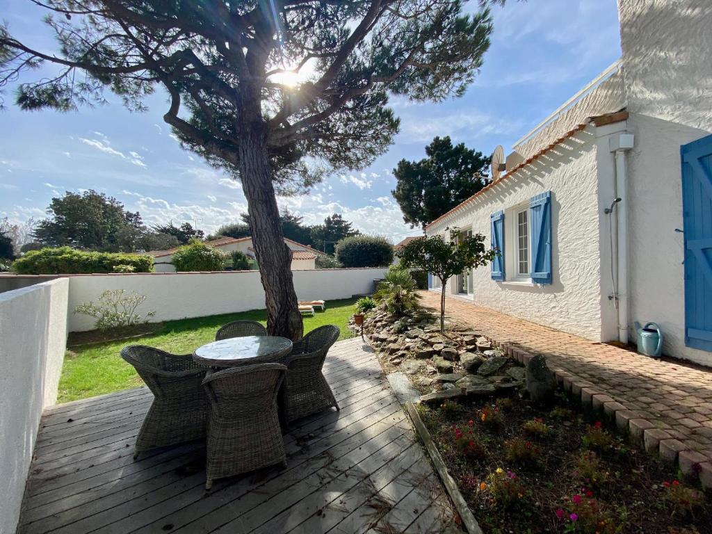Vonkajšia záhrada v ubytovaní Maison rénovée avec terrasse et jardin clos à 30m de la mer, parking, wifi - FR-1-306-1228
