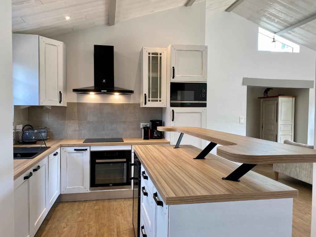 Kuchyňa alebo kuchynka v ubytovaní Maison rénovée avec terrasse et jardin clos à 30m de la mer, parking, wifi - FR-1-306-1228