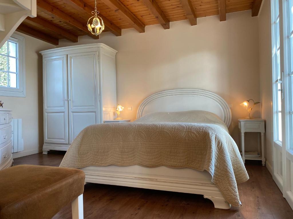 Posteľ alebo postele v izbe v ubytovaní Maison rénovée avec terrasse et jardin clos à 30m de la mer, parking, wifi - FR-1-306-1228