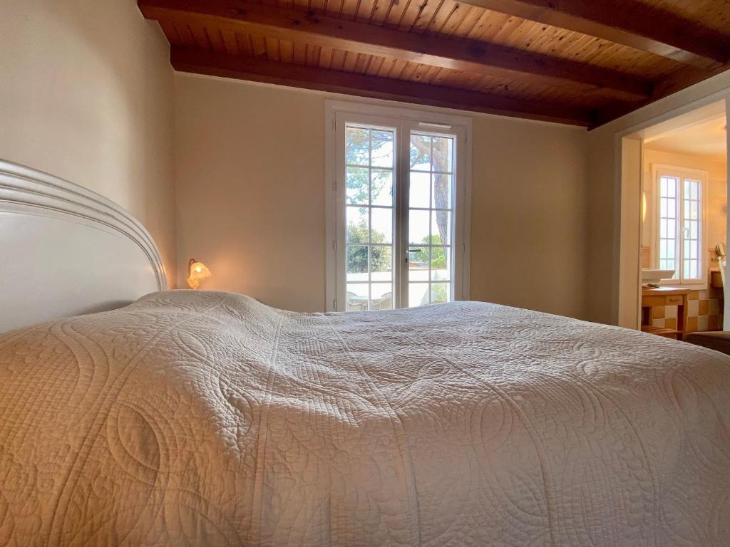 Posteľ alebo postele v izbe v ubytovaní Maison rénovée avec terrasse et jardin clos à 30m de la mer, parking, wifi - FR-1-306-1228