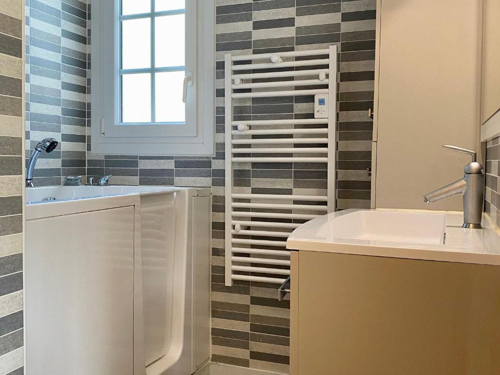 Kúpeľňa v ubytovaní Maison rénovée avec terrasse et jardin clos à 30m de la mer, parking, wifi - FR-1-306-1228